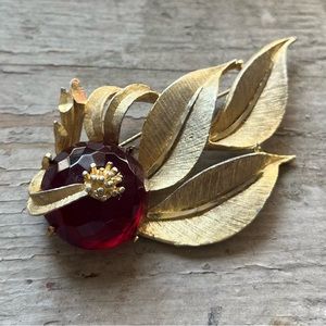 Stunning Vintage Goldtone and Red Cabochon Brooch